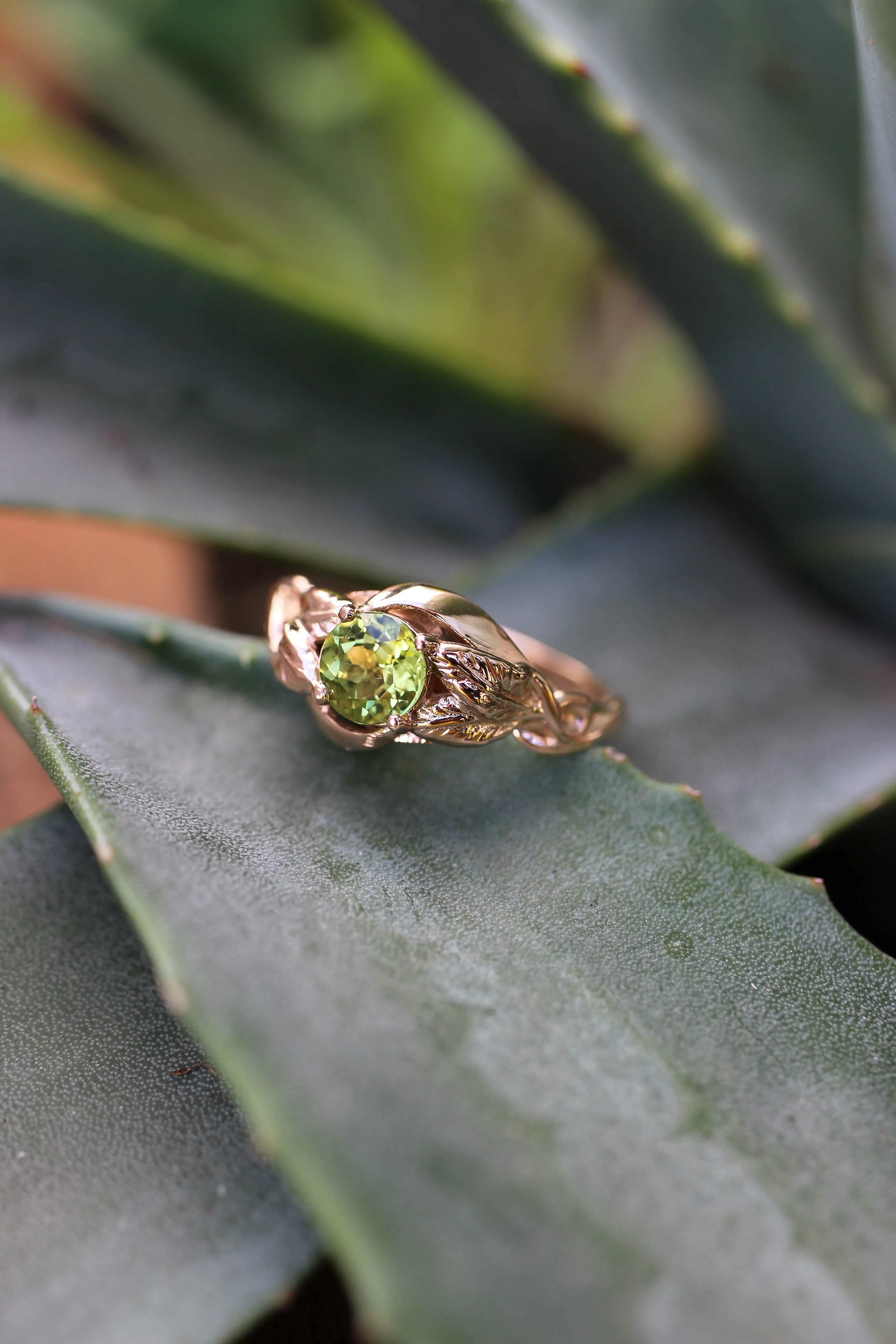 Peridot leaves engagement ring / Azalea