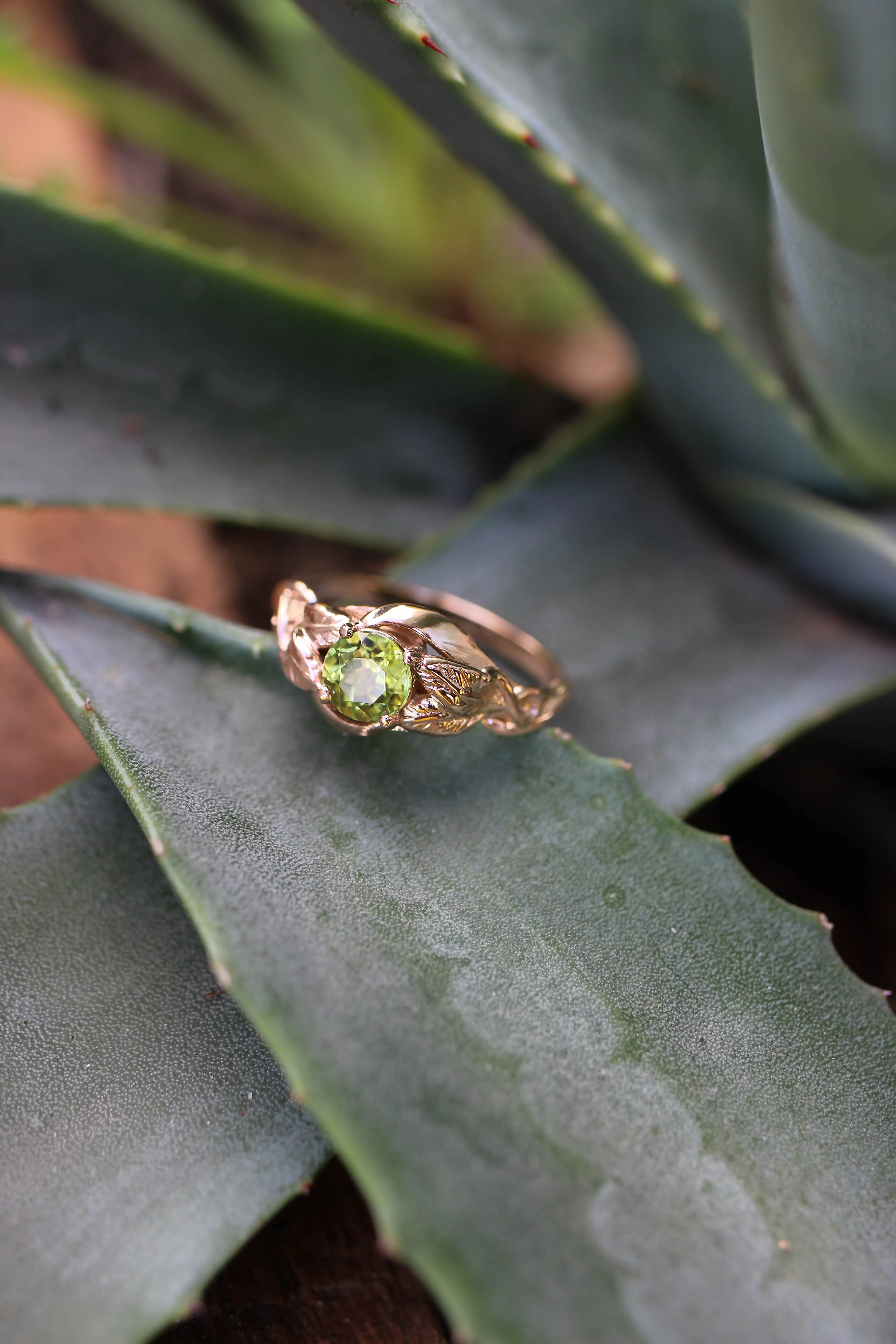 Peridot leaves engagement ring / Azalea