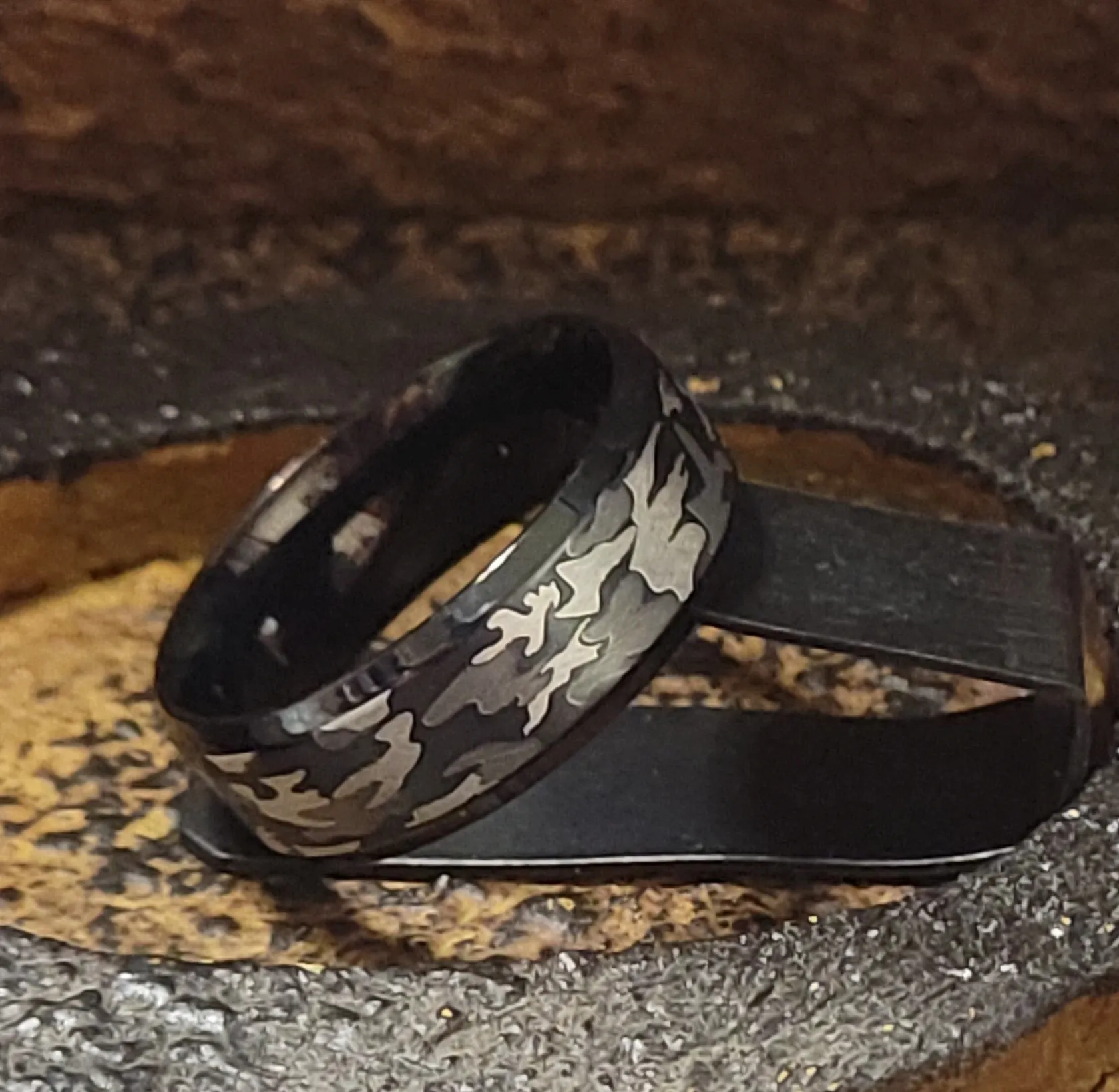 Personalized Men's Camo Wedding Ring - Engraved Handwriting Camouflage Ring